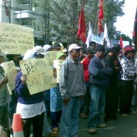 Ratusan Orang Berkacamata Batman Tagih Janji Hade